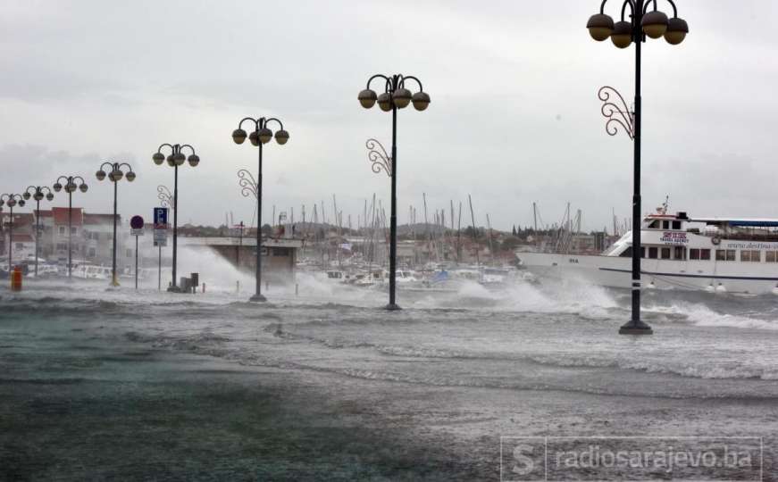 Oluja potopila Jadran, more poplavilo gradove