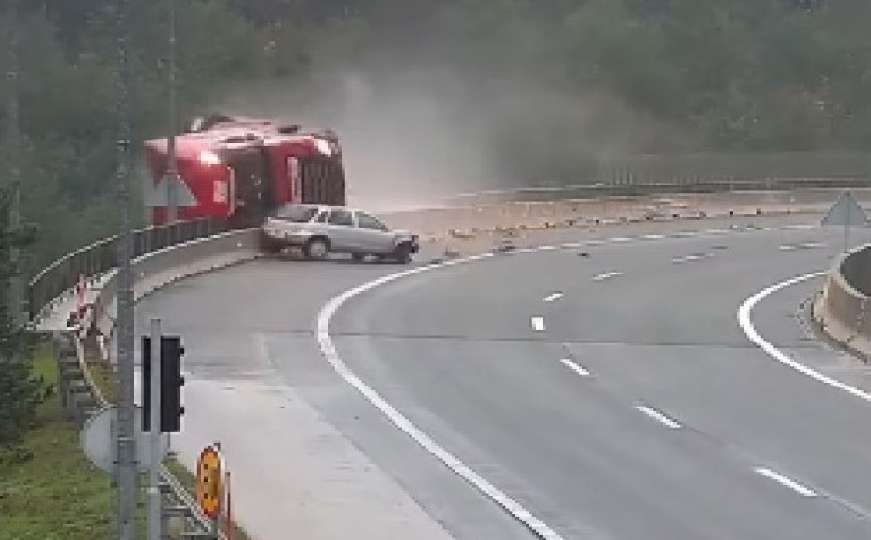 Težak udes u Sloveniji: Kamion pao s vijadukta, vozač poginuo