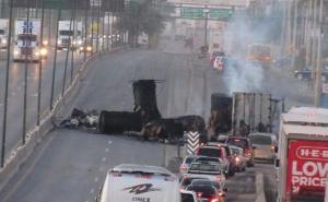 Haos blizu granice SAD-a: Jedan napadač ubijen, zapaljeno više vozila