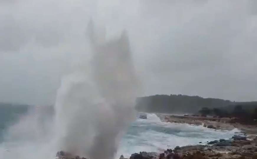 Novi snimak iz Istre: Valovi su ogromni, neka mjesta već pod vodom