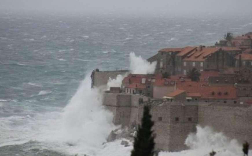 Posljedica orkanskog juga i nemara: More izbacilo tone smeća kod Dubrovnika
