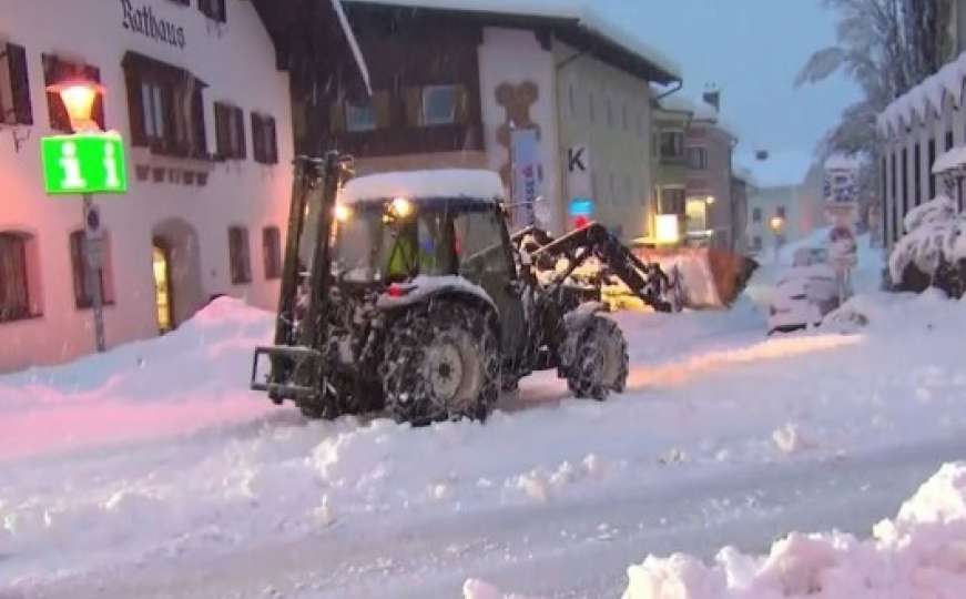 U Austriji je počela zima: Zbog snijega odsječena sela, izdato upozorenje na lavine