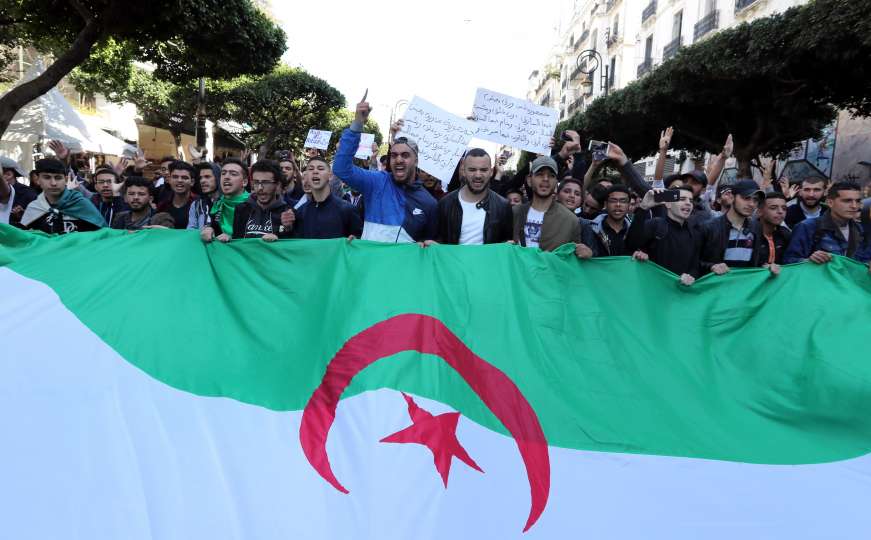 U Alžiru bez posla ostalo pola miliona ljudi