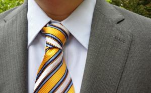 Kako savršeno u pet poteza svezati kravatu