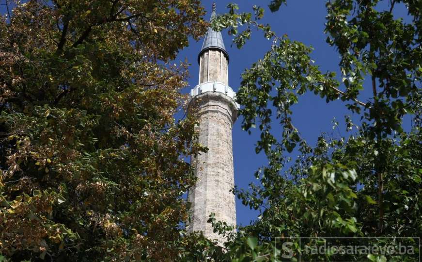 Čaršijska džamija u srcu starog Sarajeva čiji harem krase jablani i ruže