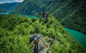 S majstorski izgrađenog Klotijevca pruža se veličanstven pogled na zelenu Drinu