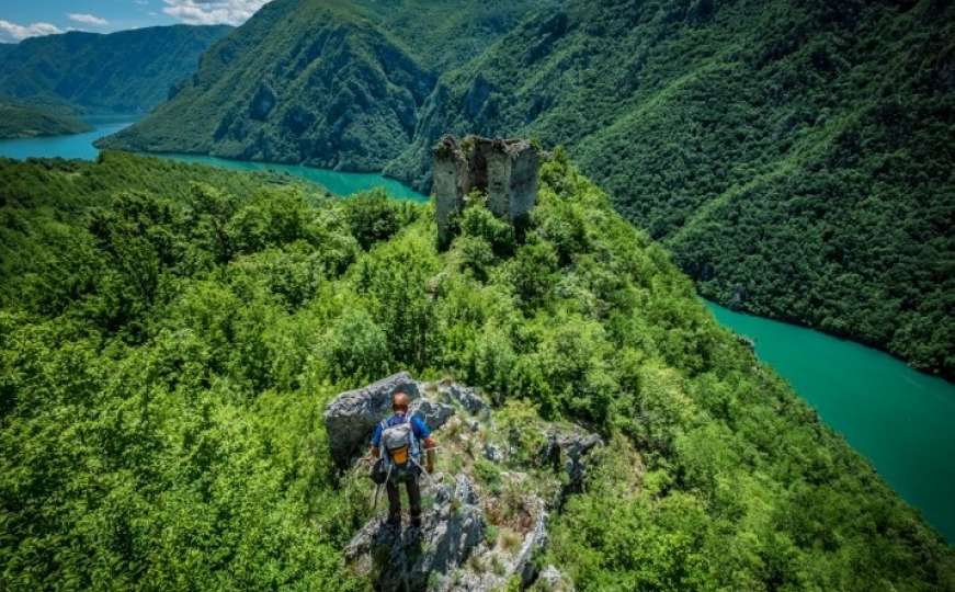 S majstorski izgrađenog Klotijevca pruža se veličanstven pogled na zelenu Drinu