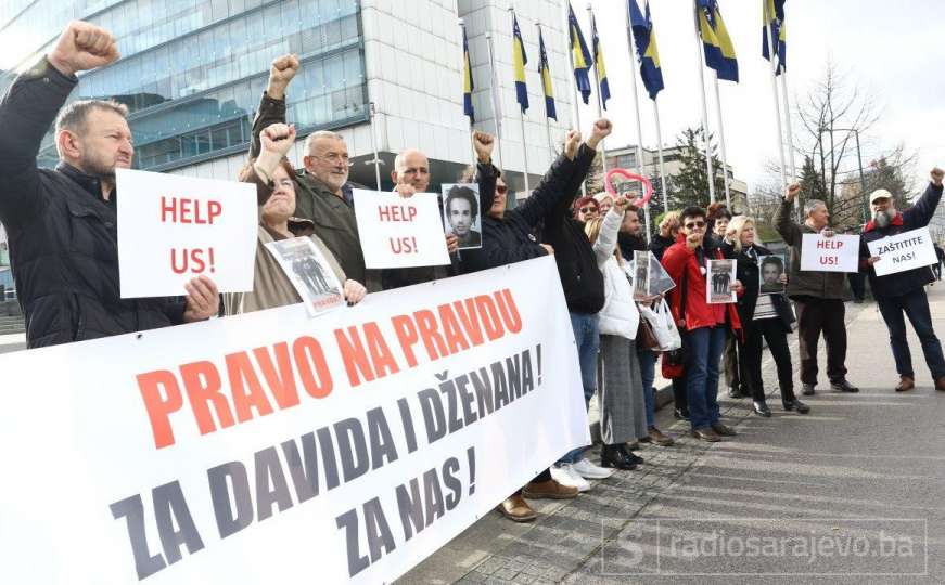 Članovi grupe "Pravda za Davida" se okupili ispred Parlamenta BiH