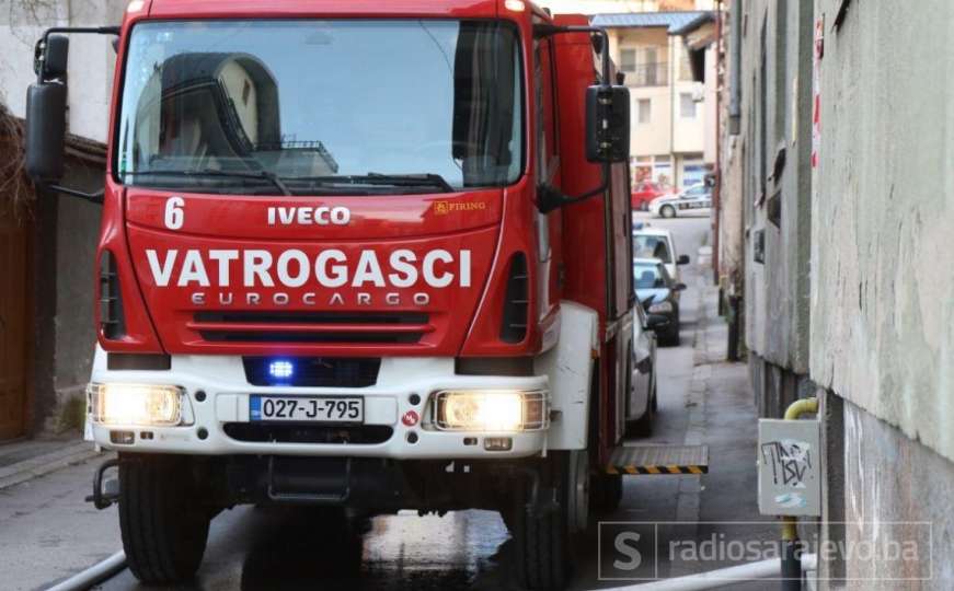 Gori automobil u Sarajevu