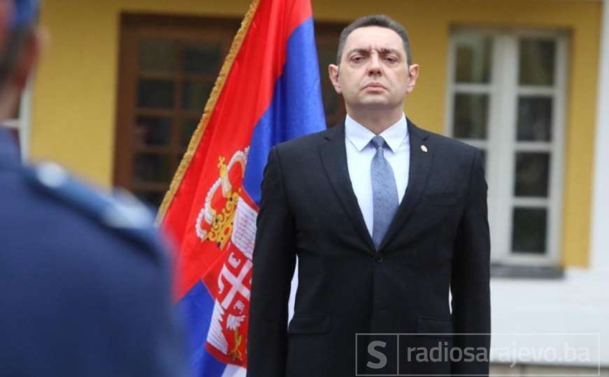Situacija u Srbiji je ozbiljna: Ministar odbrane Vulin hitno napustio sjednicu