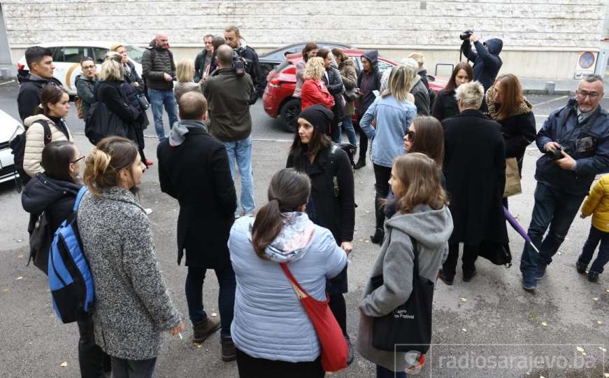 Građani sami krenuli pred Parlament: Počeo protest zbog djece iz Pazarića!
