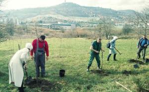 Iz ljubavi prema majci u Sarajevu zasadile 70 voćki, pa ih poklonile djeci