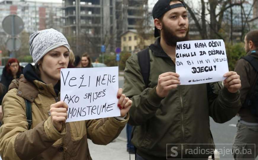 Počeli protesti građana ispred Vlade FBiH: "Svi smo mi djeca iz Pazarića!"