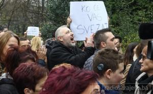 Manji incident na protestima ispred zgrade Vlade FBiH u Sarajevu