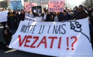 Ispred zgrade Vlade FBiH: Počeli protesti za djecu Zavoda Pazarić