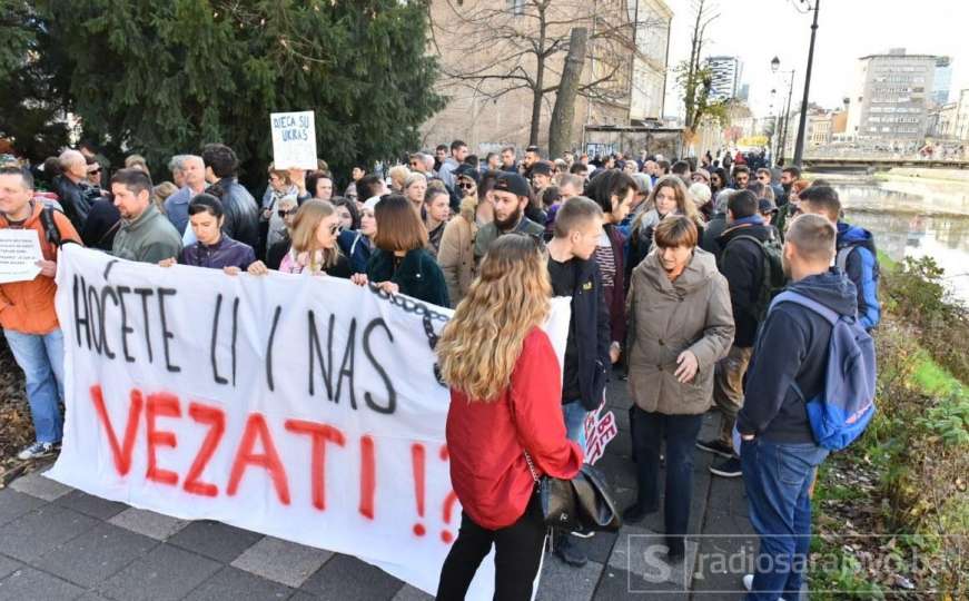 Građani se razilaze ispred Parlamenta FBiH: Mi smo njihov glas!