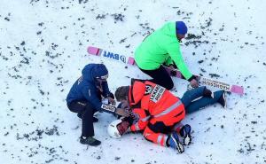 Poljski ski-skakač nakon doskoka izgubio ravnotežu i pao na glavu