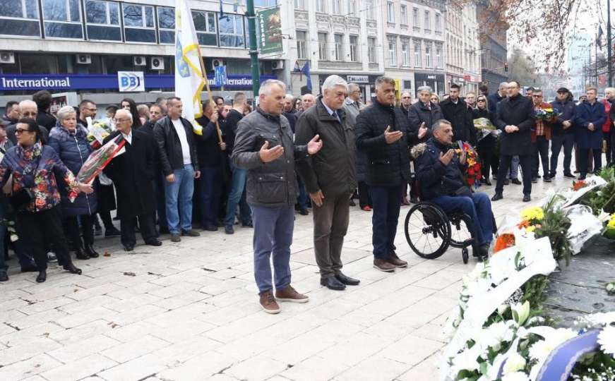 Dan državnosti BiH: Bijele ruže na Spomen obilježju ubijenoj djeci Sarajeva