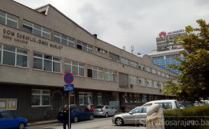 Požar u Domu zdravlja Omer Maslić: Vatrogasci na terenu 