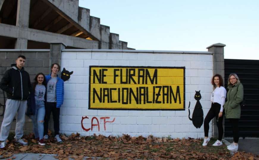Mladi iz Brčkog napravili murale preko grafita uvrijedljivog sadržaja