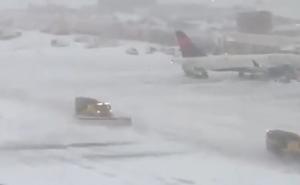 Snijeg okovao SAD: Otkazani letovi, saobraćaj u kolapsu