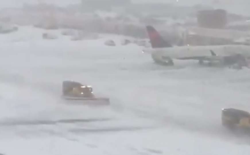 Snijeg okovao SAD: Otkazani letovi, saobraćaj u kolapsu