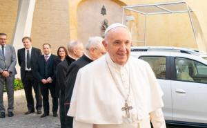 Najjeftiniji Papamobil kao dokaz skromnosti: Papa Franjo dobio novi automobil