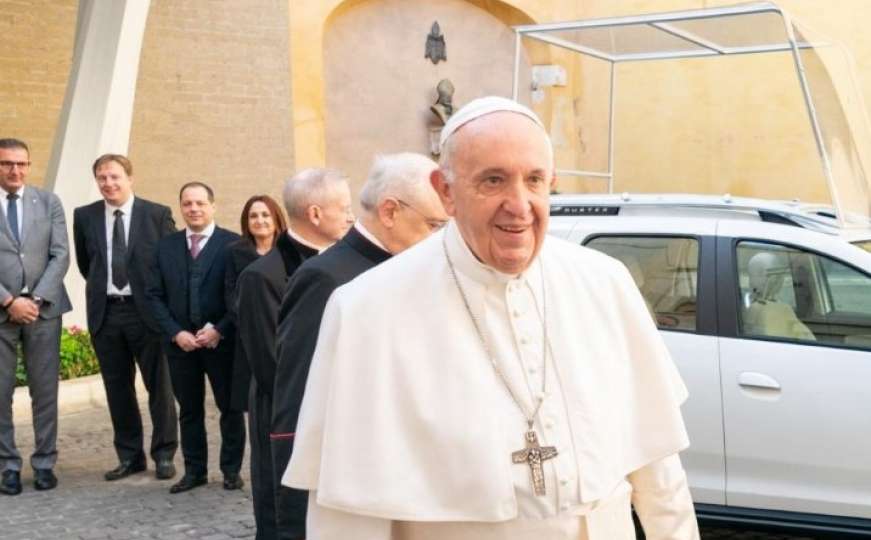 Najjeftiniji Papamobil kao dokaz skromnosti: Papa Franjo dobio novi automobil
