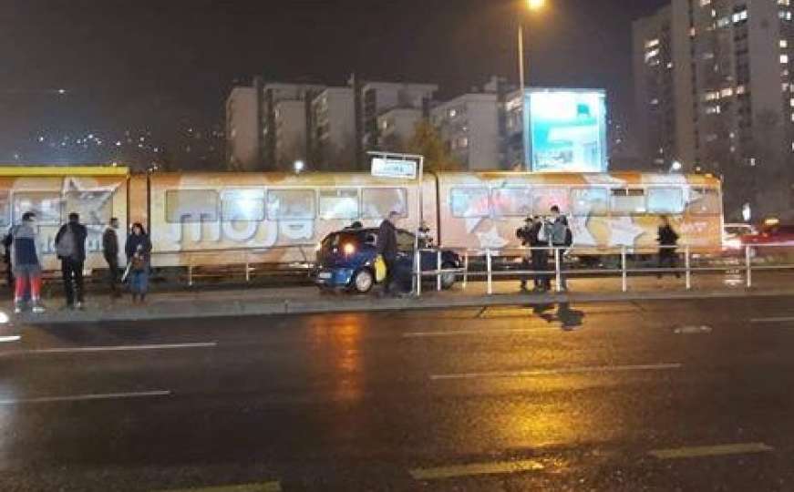 Sarajevo: Na Otoci automobil proletio kroz ogradu i završio na tramvajskoj stanici