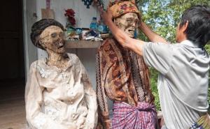 Iskopaju ih, operu i šetaju s njima: Bizarni običaji u selu živih mrtvaca