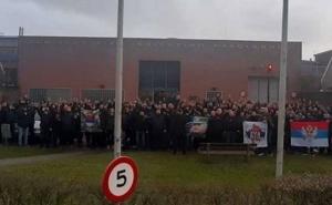 Bruka i sramota: Navijači Partizana ispred zatvora u Hagu bodrili Ratka Mladića