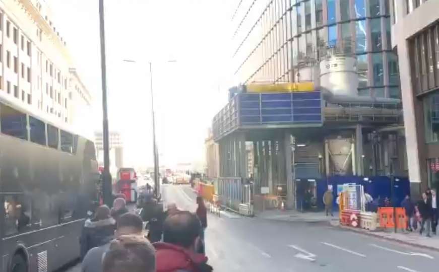 Puca se u Londonu: Policija sve blokirala