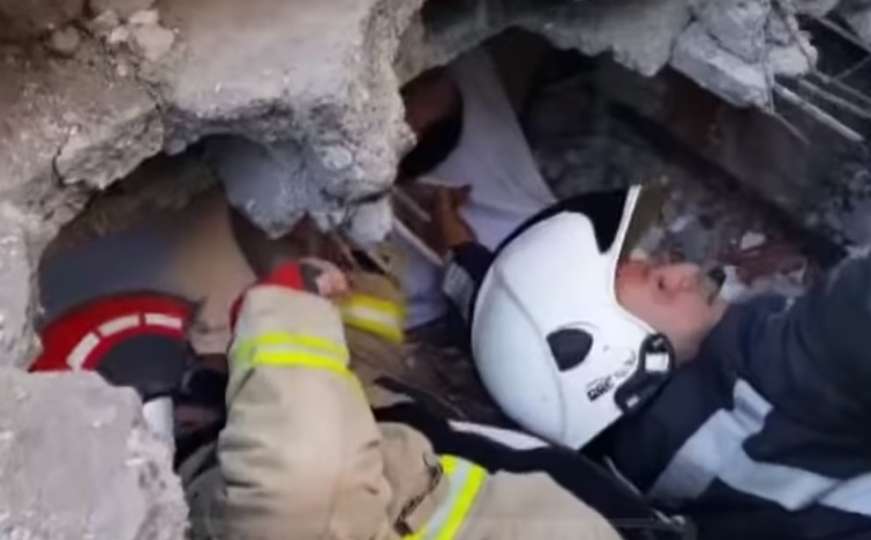 Dramatičan snimak spašavanja muškarca nakon dva dana provedena ispod ruševina