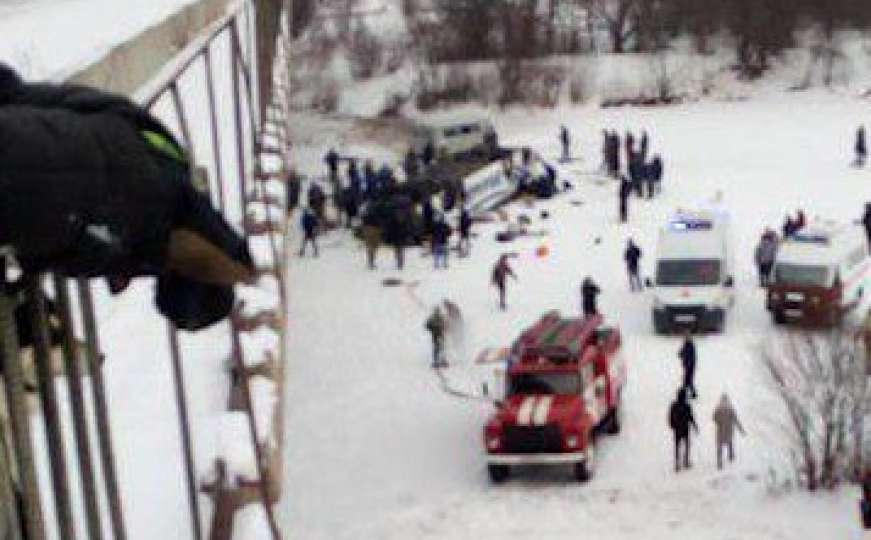Tragedija u Rusiji: Autobus sletio s mosta, najmanje 15 mrtvih 