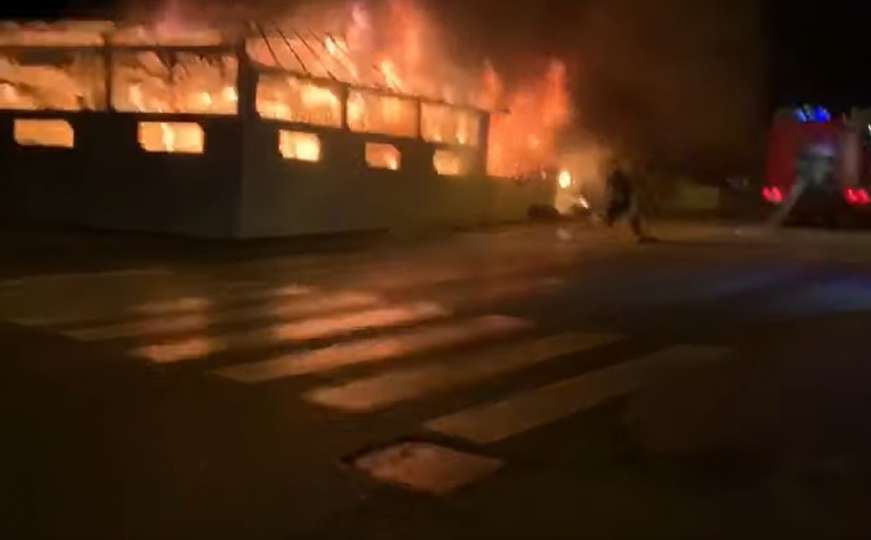 Požar u Makarskoj: Do temelja izgorio poznati restoran