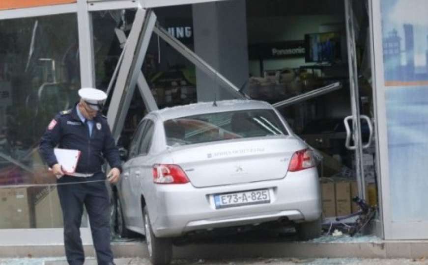 Banja Luka: Automobilom uletio u izlog trgovine