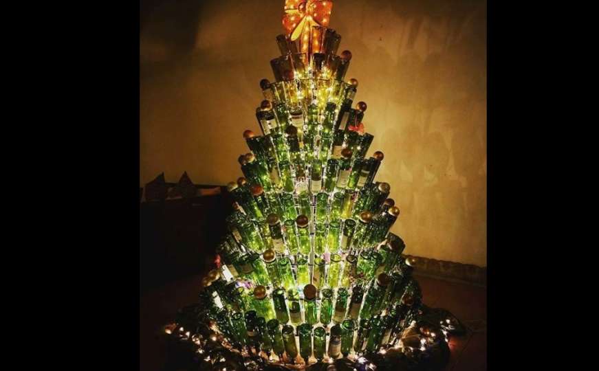 Pogledajte Božićna stabla napravljena od praznih vinskih flaša