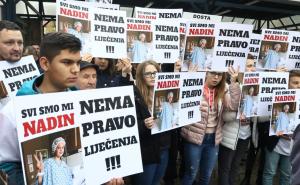 Ispred KCUS-a: Počeo protest za maloljetnu Nadin Smajlović