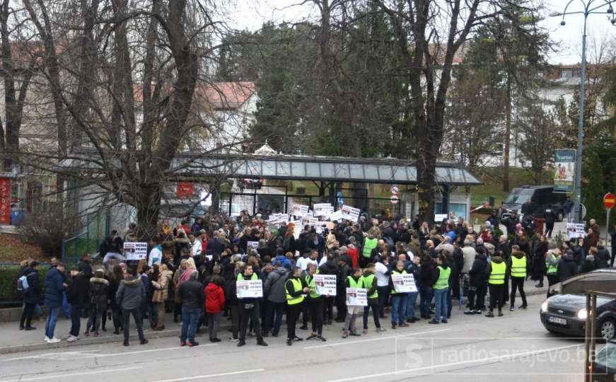 Završeni protesti ispred KCUS-a za Nadin: Nećemo odustati