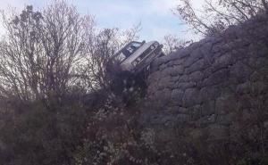 Izbjegnuta tragedija: Golf "dvojka" sletio s ceste i visio na kamenom podzidu