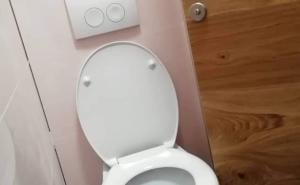 Zašto je fotografija montaže wc šolje u Dalmaciji nasmijala mnoge