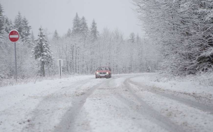 Vozači oprez dok vozite: Ugažen i raskvašen snijeg na većini puteva u BiH