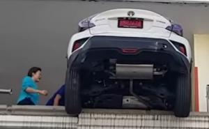 Zamijenila je kočnicu i gas i ostala da visi sa trećeg sprata