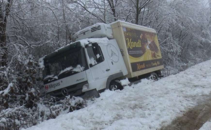 Nesreća u BiH: Kamion pun slatkiša sletio s ceste
