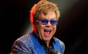 Elton John napravio scenu na aerodromu