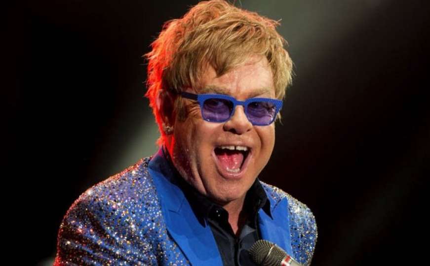Elton John napravio scenu na aerodromu