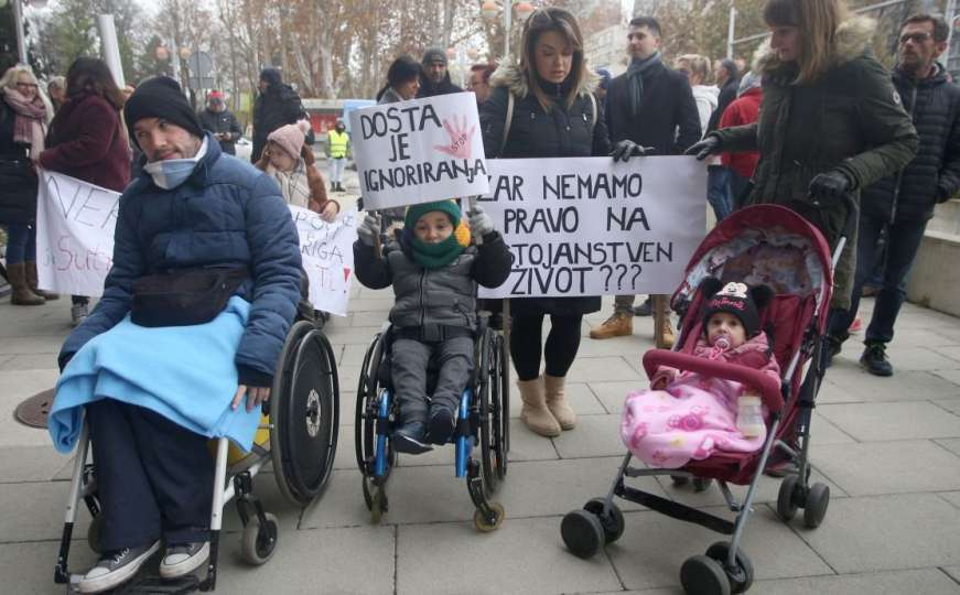 Protest roditelja njegovatelja u Hrvatskoj: Upućena podrška i roditeljima u BiH