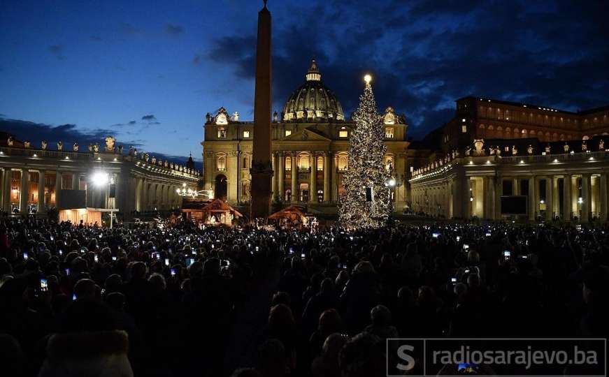 Božićno drvo i jaslice postavljeni u Vatikanu