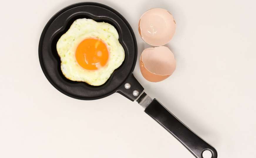 Za najukusnije jaje na oko: Nevjerovatan trik za prženje koji vrijedi isprobati