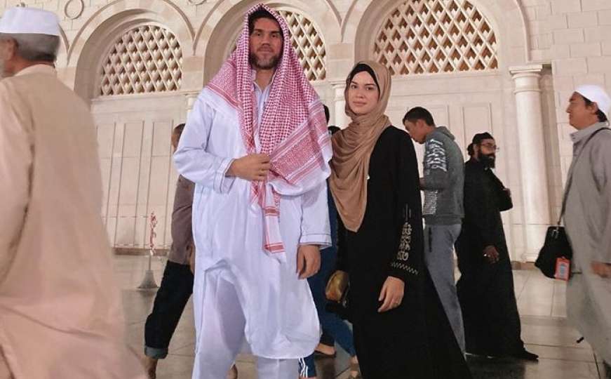 Bivši Zmaj sa suprugom posjetio Poslanikovu džamiju u Medini
